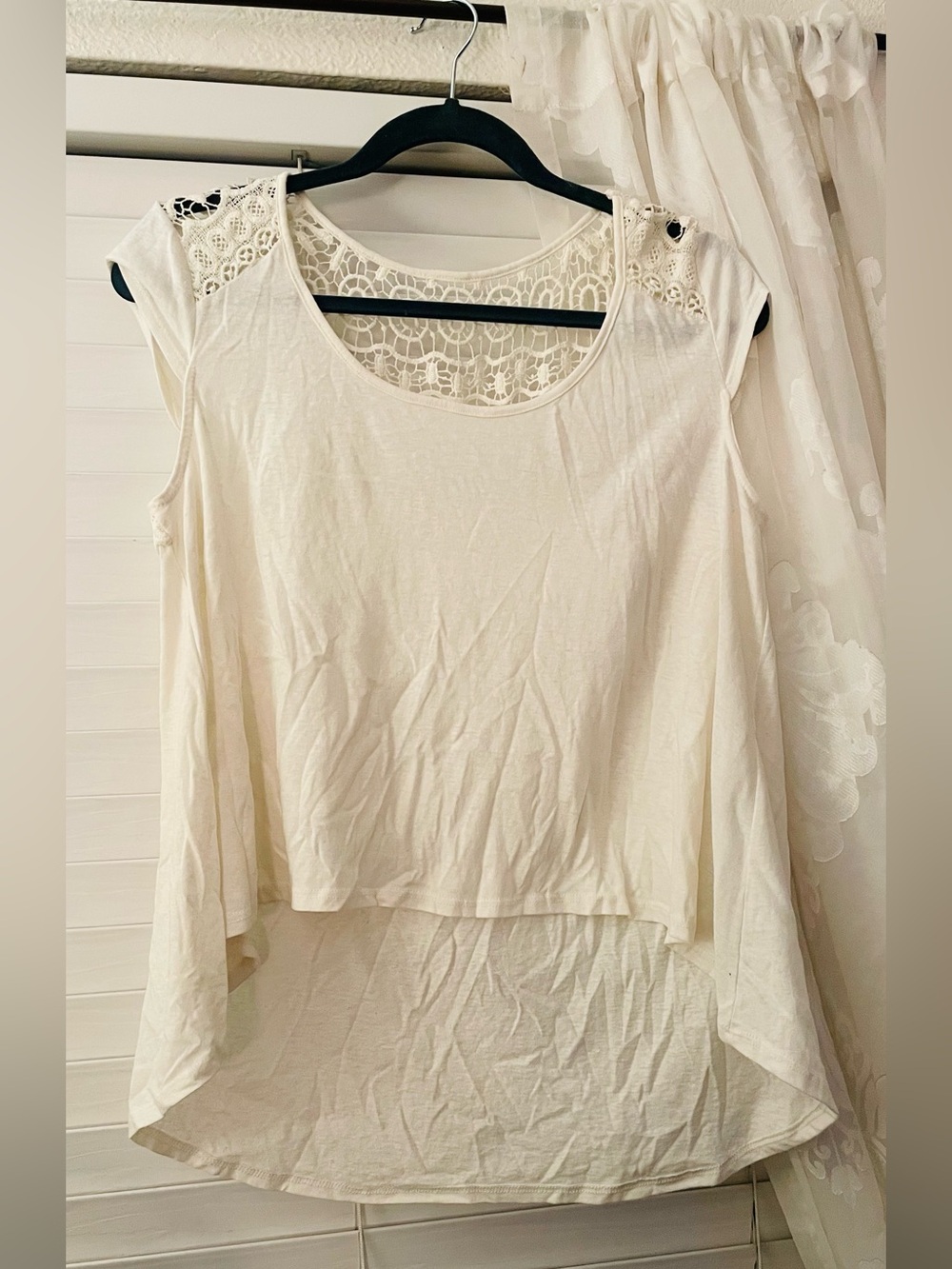 Ava & Grace Cream Lace-Back Sleeveless Blouse